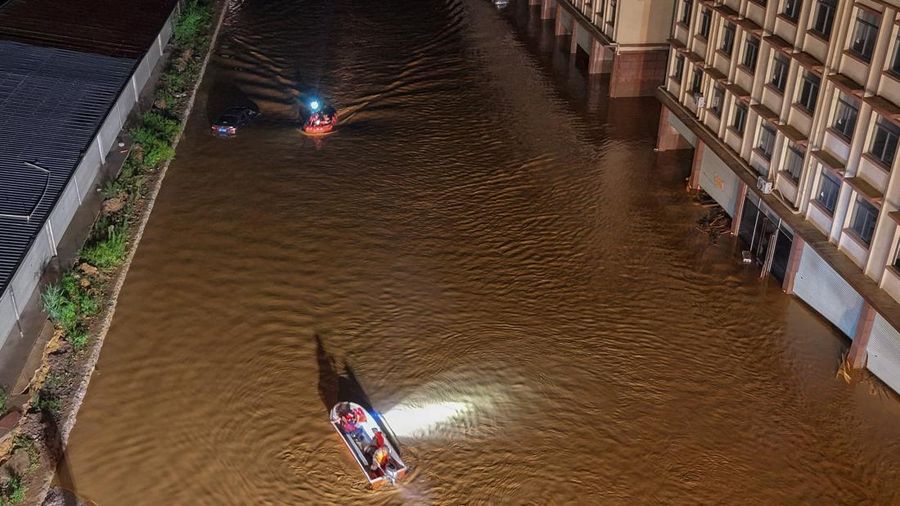 Sebuah tayangan drone menunjukkan para pekerja penyelamat menavigasi perahu melalui air banjir setelah hujan lebat yang dibawa oleh topan Maysak, di Hengzhou, Daerah Otonomi Guangxi Zhuang, Tiongkok, 6 Juli 2026. Sebuah tayangan drone menunjukkan para pekerja penyelamat menavigasi perahu melalui air banjir setelah hujan lebat yang dibawa oleh topan Maysak, di Hengzhou, Daerah Otonomi Guangxi Zhuang, Tiongkok, 6 Juli 2026.