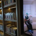 Seorang warga memilih buku bacaan di Perpustakaan Jakarta Nyi Ageng Serang di Gedung Nyi Ageng Serang, Jakarta Selatan, Selasa (7/7/2026). (CNBC Indonesia/Tri Susilo)