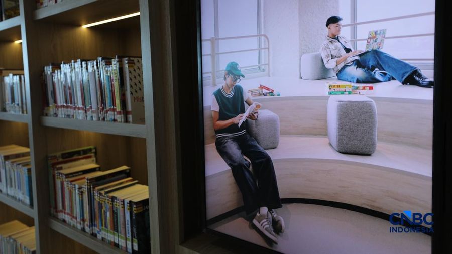 Seorang warga memilih buku bacaan di Perpustakaan Jakarta Nyi Ageng Serang di Gedung Nyi Ageng Serang, Jakarta Selatan, Selasa (7/7/2026). (CNBC Indonesia/Tri Susilo)