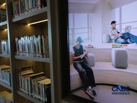 Seorang warga memilih buku bacaan di Perpustakaan Jakarta Nyi Ageng Serang di Gedung Nyi Ageng Serang, Jakarta Selatan, Selasa (7/7/2026). (CNBC Indonesia/Tri Susilo)