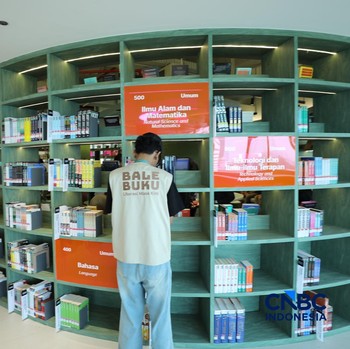 Seorang warga memilih buku bacaan di Perpustakaan Jakarta Nyi Ageng Serang di Gedung Nyi Ageng Serang, Jakarta Selatan, Selasa (7/7/2026). (CNBC Indonesia/Tri Susilo)