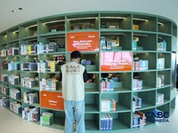 Seorang warga memilih buku bacaan di Perpustakaan Jakarta Nyi Ageng Serang di Gedung Nyi Ageng Serang, Jakarta Selatan, Selasa (7/7/2026). (CNBC Indonesia/Tri Susilo)