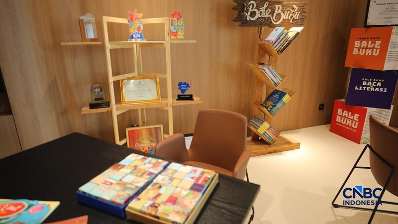 Seorang warga memilih buku bacaan di Perpustakaan Jakarta Nyi Ageng Serang di Gedung Nyi Ageng Serang, Jakarta Selatan, Selasa (7/7/2026).