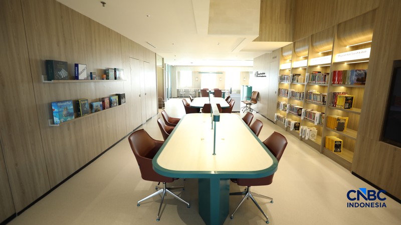 Seorang warga memilih buku bacaan di Perpustakaan Jakarta Nyi Ageng Serang di Gedung Nyi Ageng Serang, Jakarta Selatan, Selasa (7/7/2026). (CNBC Indonesia/Tri Susilo)