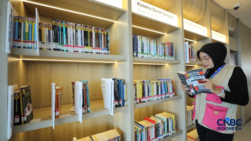 Seorang warga memilih buku bacaan di Perpustakaan Jakarta Nyi Ageng Serang di Gedung Nyi Ageng Serang, Jakarta Selatan, Selasa (7/7/2026). (CNBC Indonesia/Tri Susilo)