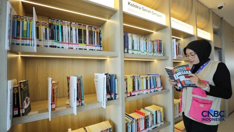 Seorang warga memilih buku bacaan di Perpustakaan Jakarta Nyi Ageng Serang di Gedung Nyi Ageng Serang, Jakarta Selatan, Selasa (7/7/2026).