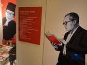 Seorang warga memilih buku bacaan diPerpustakaan Jakarta Nyi Ageng Serang di Gedung Nyi Ageng Serang, Jakarta Selatan, Selasa (7/7/2026). (CNBC Indonesia/Tri Susilo)