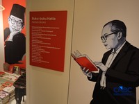 Seorang warga memilih buku bacaan diPerpustakaan Jakarta Nyi Ageng Serang di Gedung Nyi Ageng Serang, Jakarta Selatan, Selasa (7/7/2026). (CNBC Indonesia/Tri Susilo)