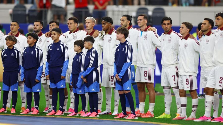 Soccer Football - FIFA World Cup 2026 - Round of 16 - Portugal v Spain - Dallas Stadium, Arlington, Texas, U.S. - July 6, 2026 Spain players line up with young mascots during the national anthems before the match REUTERS/Hannah Mckay