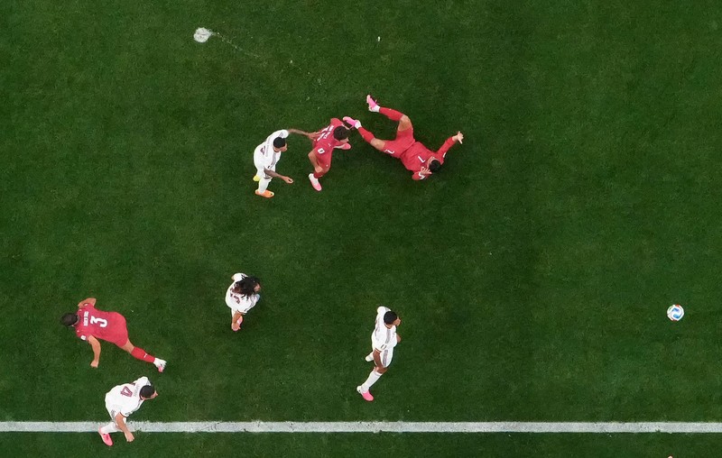 Soccer Football - FIFA World Cup 2026 - Round of 16 - Portugal v Spain - Dallas Stadium, Arlington, Texas, U.S. - July 6, 2026 Spain players celebrate after the match as Portugal players look dejected following their elimination from the World Cup REUTERS/Issei Kato