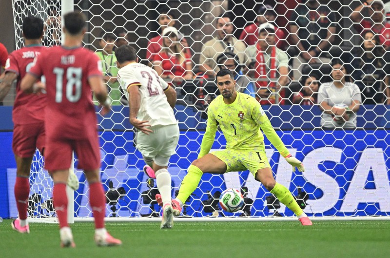 Soccer Football - FIFA World Cup 2026 - Round of 16 - Portugal v Spain - Dallas Stadium, Arlington, Texas, U.S. - July 6, 2026 Spain players celebrate after the match as Portugal players look dejected following their elimination from the World Cup REUTERS/Issei Kato