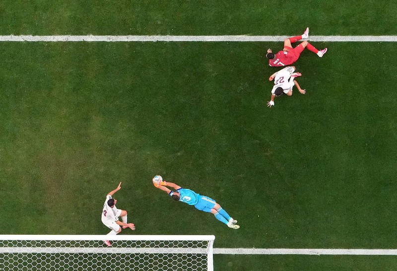 Soccer Football - FIFA World Cup 2026 - Round of 16 - Portugal v Spain - Dallas Stadium, Arlington, Texas, U.S. - July 6, 2026 Spain players celebrate after the match as Portugal players look dejected following their elimination from the World Cup REUTERS/Issei Kato