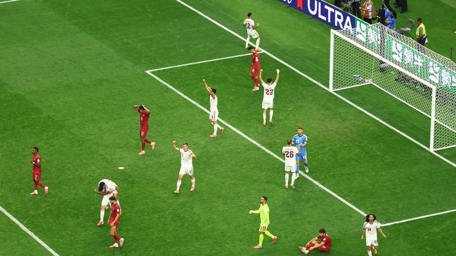 Soccer Football - FIFA World Cup 2026 - Round of 16 - Portugal v Spain - Dallas Stadium, Arlington, Texas, U.S. - July 6, 2026 Spain players celebrate after the match as Portugal players look dejected following their elimination from the World Cup RE