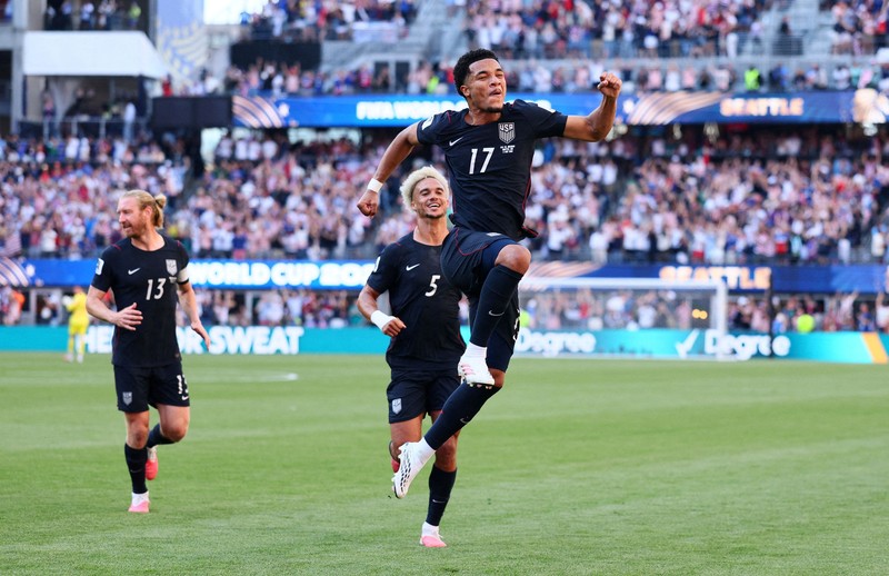 Soccer Football - FIFA World Cup 2026 - Round of 16 - United States v Belgium - Seattle Stadium, Seattle, Washington, U.S. - July 6, 2026 Belgium's Charles De Ketelaere celebrates scoring their first goal with teammates IMAGN IMAGES via Reuters/Blake Dahlin