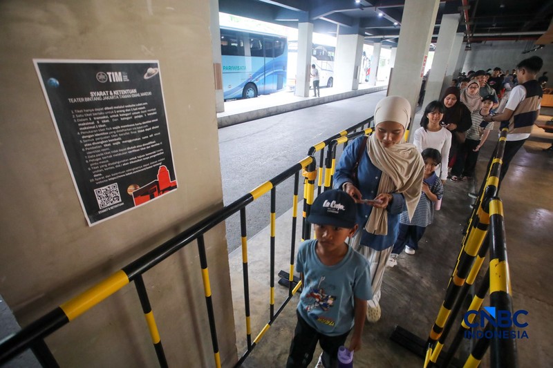 Suasana kunjungan saat libur sekolah di Planetarium Taman Ismail Marzuki (TIM), Jakarta, Selasa (7/7/2026). (CNBC Indonesia/Faisal Rahman)