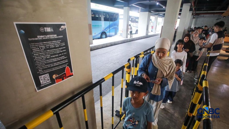 Suasana kunjungan saat libur sekolah di Planetarium Taman Ismail Marzuki (TIM), Jakarta, Selasa (7/7/2026).
