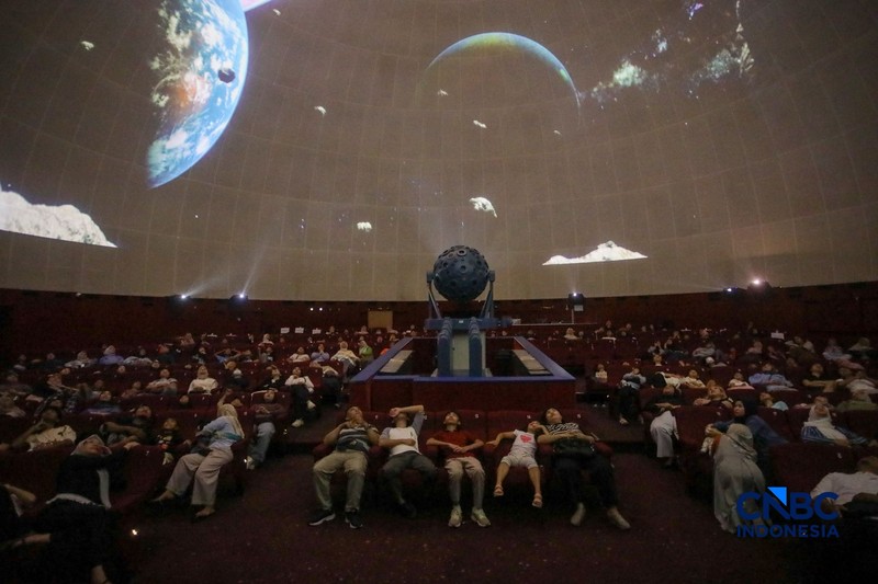 Suasana kunjungan saat libur sekolah di Planetarium Taman Ismail Marzuki (TIM), Jakarta, Selasa (7/7/2026). (CNBC Indonesia/Faisal Rahman)