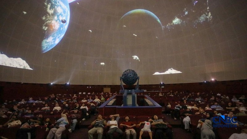 Suasana kunjungan saat libur sekolah di Planetarium Taman Ismail Marzuki (TIM), Jakarta, Selasa (7/7/2026).