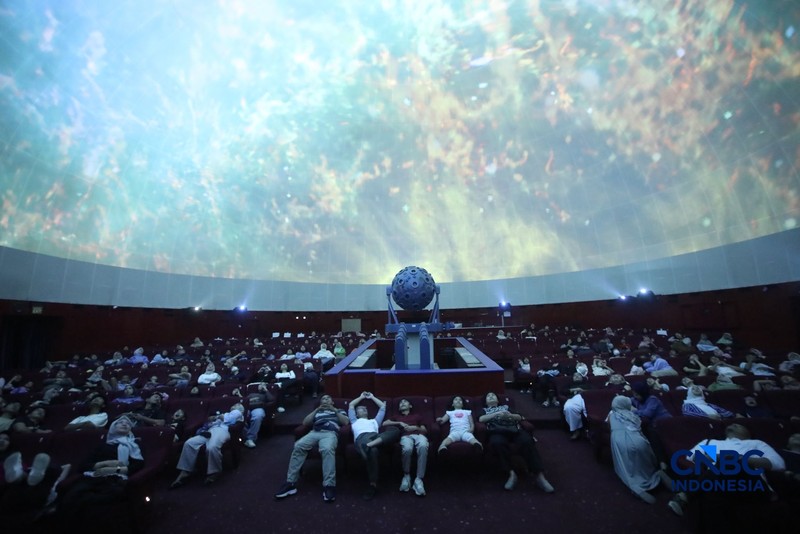 Suasana kunjungan saat libur sekolah di Planetarium Taman Ismail Marzuki (TIM), Jakarta, Selasa (7/7/2026). (CNBC Indonesia/Faisal Rahman)