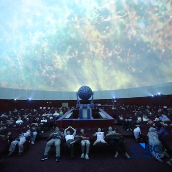 Suasana kunjungan saat libur sekolah di Planetarium Taman Ismail Marzuki (TIM), Jakarta, Selasa (7/7/2026). (CNBC Indonesia/Faisal Rahman)
