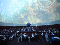 Suasana kunjungan saat libur sekolah di Planetarium Taman Ismail Marzuki (TIM), Jakarta, Selasa (7/7/2026). (CNBC Indonesia/Faisal Rahman)