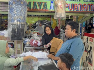 Jelang Tahun Ajaran Baru, Toko Seragam di Surabaya Diserbu Pembeli