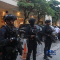 Anggota brimob bersenjata lengkap melakukan penjagaan saat Kortas Tipidkor bersama Dirkrimsus Polda Metro Jaya menggeledah kafe di kawasan Cipete, Jakarta, Rabu (8/7/2026). (CNBC Indonesia/Faisal Rahman)