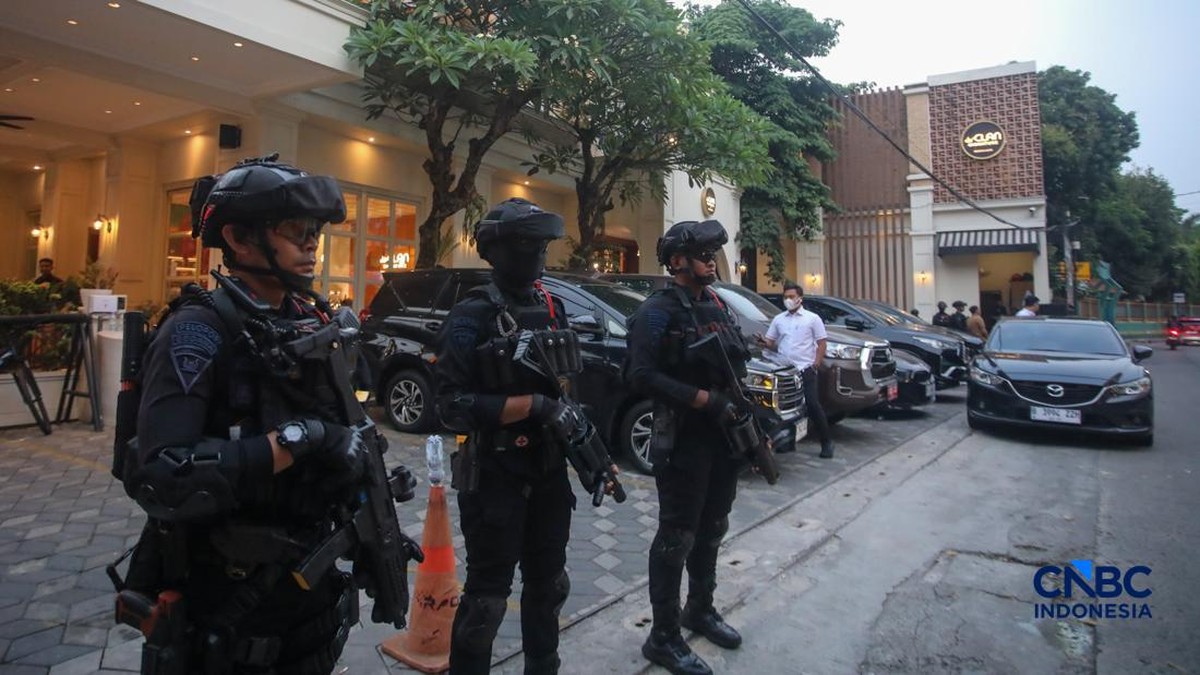 Brimob Bersenjata Lengkap Jaga Ketat Kafe di Cipete Saat Penggeledahan
