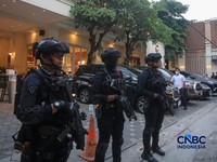 Anggota brimob bersenjata lengkap melakukan penjagaan saat Kortas Tipidkor bersama Dirkrimsus Polda Metro Jaya menggeledah kafe di kawasan Cipete, Jakarta, Rabu (8/7/2026). (CNBC Indonesia/Faisal Rahman)