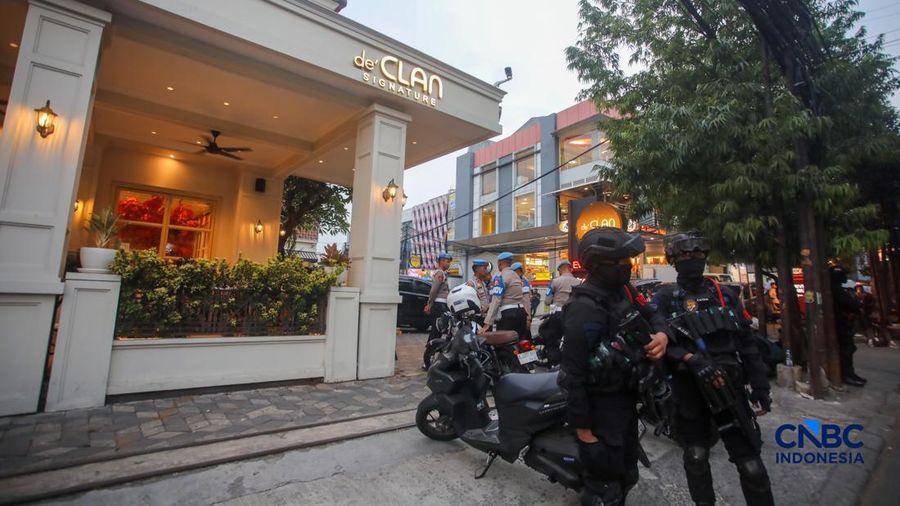 Anggota brimob bersenjata lengkap melakukak penjagaan saat Kortas Tipikor bersama Dirkrimsus Polda Metro Jaya menggeledah kafe di kawasan Cipete, Jakarta, Rabu (8/7/2026).