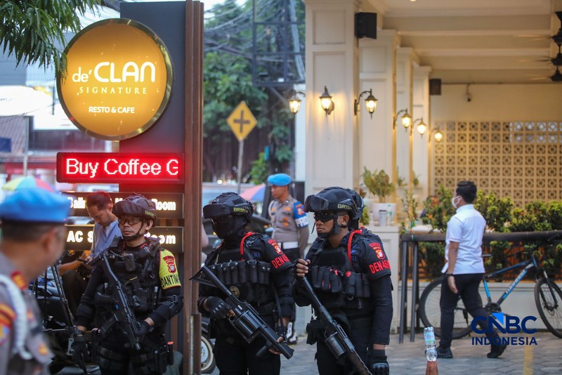 Anggota brimob bersenjata lengkap melakukak penjagaan saat Kortas Tipikor bersama Dirkrimsus Polda Metro Jaya menggeledah kafe di kawasan Cipete, Jakarta, Rabu (8/7/2026). (CNBC Indonesia/Faisal Rahman)