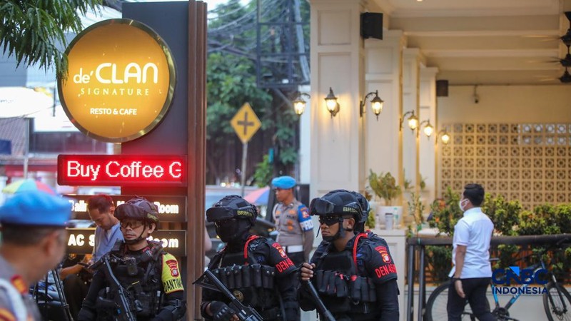 Anggota brimob bersenjata lengkap melakukak penjagaan saat Kortas Tipikor bersama Dirkrimsus Polda Metro Jaya menggeledah kafe di kawasan Cipete, Jakarta, Rabu (8/7/2026).