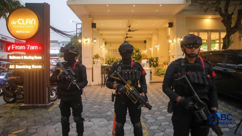 Anggota brimob bersenjata lengkap melakukak penjagaan saat Kortas Tipikor bersama Dirkrimsus Polda Metro Jaya menggeledah kafe di kawasan Cipete, Jakarta, Rabu (8/7/2026).