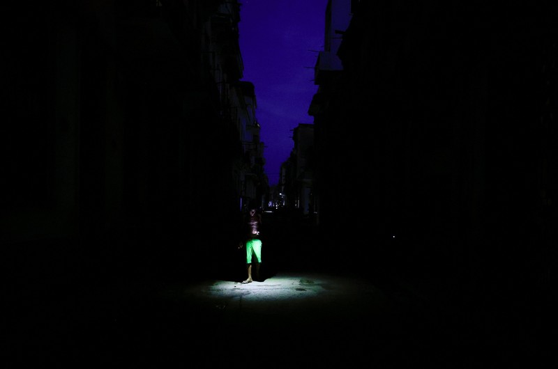 Seorang pria berjalan di jalanan saat jaringan listrik nasional Kuba runtuh di siang hari, menyebabkan sekitar 10 juta orang tanpa aliran listrik, di Havana, Kuba, 6 Juli 2026. (REUTERS/Norlys Perez)