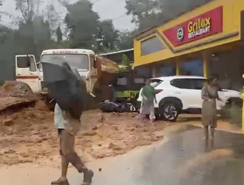 Tim penyelamat bekerja membersihkan puing-puing setelah tanah longsor di dekat Jembatan Meenakshi, dekat lokasi proyek terowongan di distrik Wayanad, negara bagian Kerala selatan, India, 7 Juli 2026. (REUTERS/CK Thanseer)