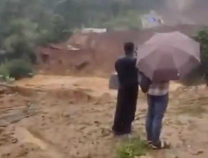Tim penyelamat bekerja membersihkan puing-puing setelah tanah longsor di dekat Jembatan Meenakshi, dekat lokasi proyek terowongan di distrik Wayanad, negara bagian Kerala selatan, India, 7 Juli 2026. (REUTERS/CK Thanseer)
