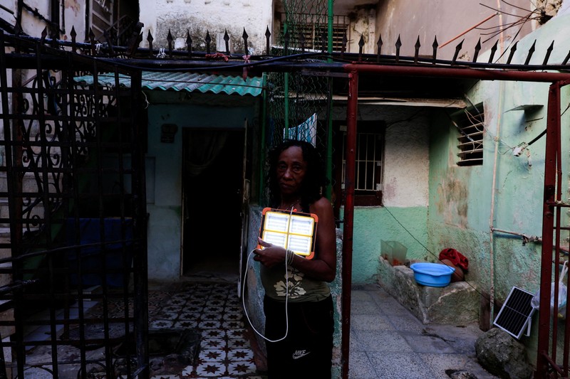Seorang pria berjalan di jalanan saat jaringan listrik nasional Kuba runtuh di siang hari, menyebabkan sekitar 10 juta orang tanpa aliran listrik, di Havana, Kuba, 6 Juli 2026. (REUTERS/Norlys Perez)