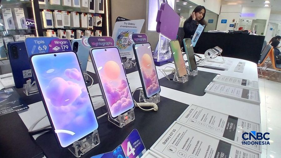 Karyawan toko memperlihatkan jenis smartphone di salah satu mal di Jakarta, Rabu (8/7/2026).