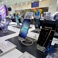 Karyawan toko memperlihatkan jenis smartphone di salah satu mal di Jakarta, Rabu (8/7/2026). (CNBC Indonesia/Tri Susilo)
