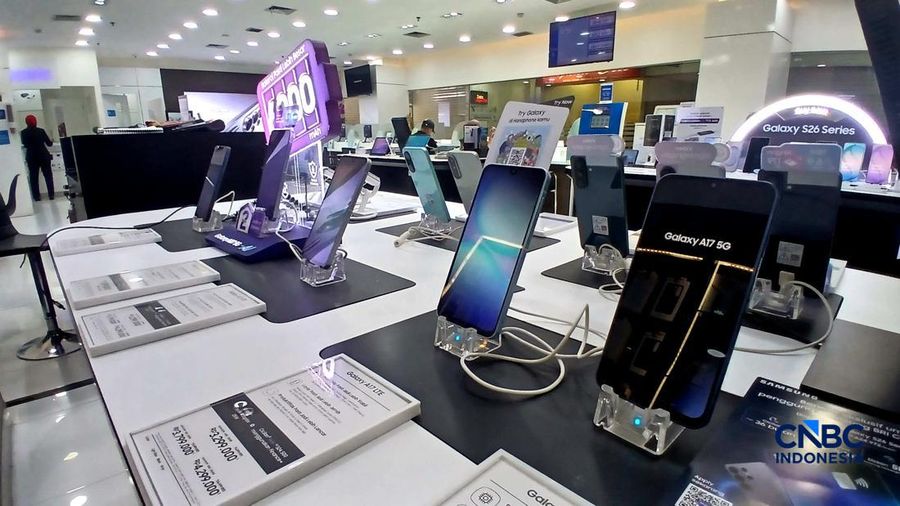 Karyawan toko memperlihatkan jenis smartphone di salah satu mal di Jakarta, Rabu (8/7/2026).