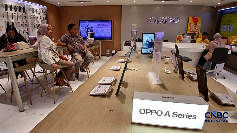 Karyawan toko memperlihatkan jenis smartphone di salah satu mal di Jakarta, Rabu (8/7/2026). (CNBC Indonesia/Tri Susilo)