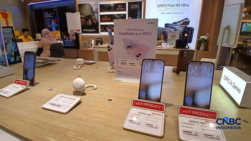Karyawan toko memperlihatkan jenis smartphone di salah satu mal di Jakarta, Rabu (8/7/2026).