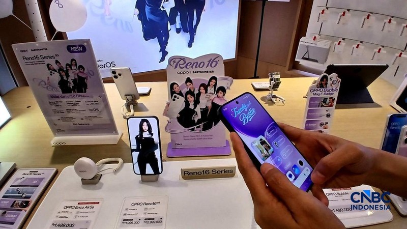 Karyawan toko memperlihatkan jenis smartphone di salah satu mal di Jakarta, Rabu (8/7/2026).