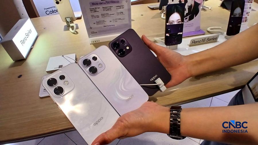 Karyawan toko memperlihatkan jenis smartphone di salah satu mal di Jakarta, Rabu (8/7/2026). (CNBC Indonesia/Tri Susilo)