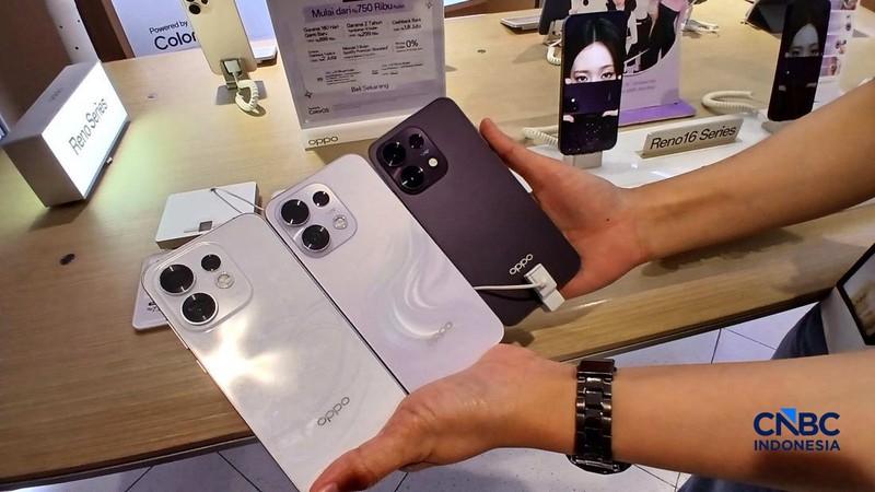 Karyawan toko memperlihatkan jenis smartphone di salah satu mal di Jakarta, Rabu (8/7/2026). (CNBC Indonesia/Tri Susilo)