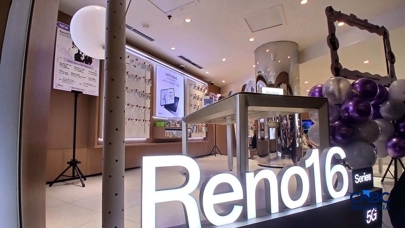 Karyawan toko memperlihatkan jenis smartphone di salah satu mal di Jakarta, Rabu (8/7/2026). (CNBC Indonesia/Tri Susilo)