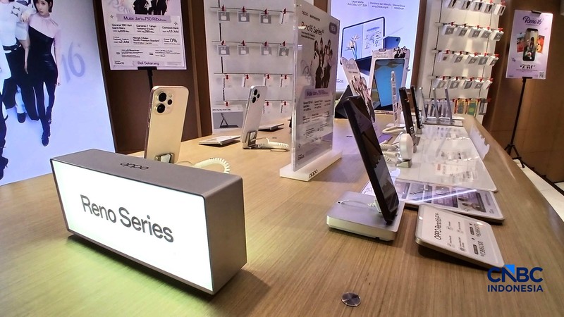 Karyawan toko memperlihatkan jenis smartphone di salah satu mal di Jakarta, Rabu (8/7/2026). (CNBC Indonesia/Tri Susilo)