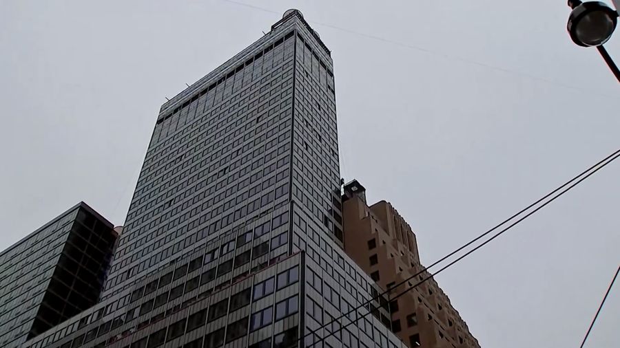 Komisi darurat di Kota New York mengevakuasi sebuah gedung pencakar langit yang sedang direnovasi di kawasan Manhattan setelah dua kolom penyangga mengalami kerusakan, sehingga bangunan tersebut sempat dikhawatirkan berisiko runtuh pada Selasa (7/7) waktu setempat.