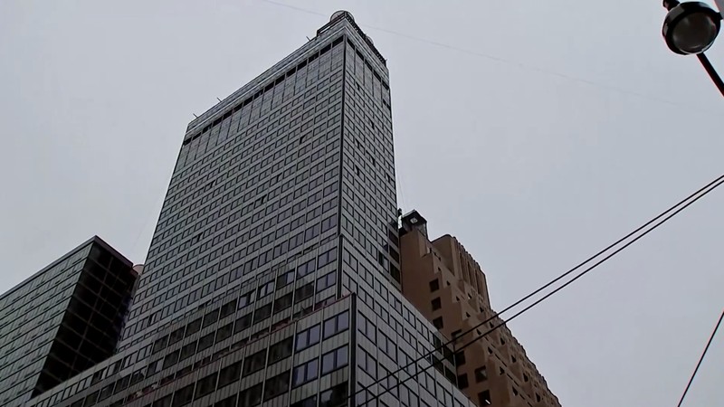 Komisi darurat di Kota New York mengevakuasi sebuah gedung pencakar langit yang sedang direnovasi di kawasan Manhattan setelah dua kolom penyangga mengalami kerusakan, sehingga bangunan tersebut sempat dikhawatirkan berisiko runtuh pada Selasa (7/7) waktu setempat.