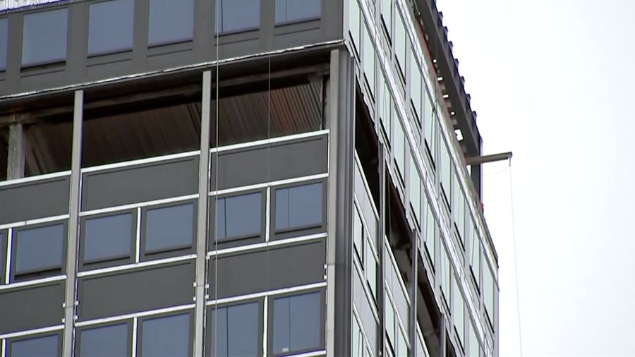 Komisi darurat di Kota New York mengevakuasi sebuah gedung pencakar langit yang sedang direnovasi di kawasan Manhattan setelah dua kolom penyangga mengalami kerusakan, sehingga bangunan tersebut sempat dikhawatirkan berisiko runtuh pada Selasa (7/7) waktu setempat.